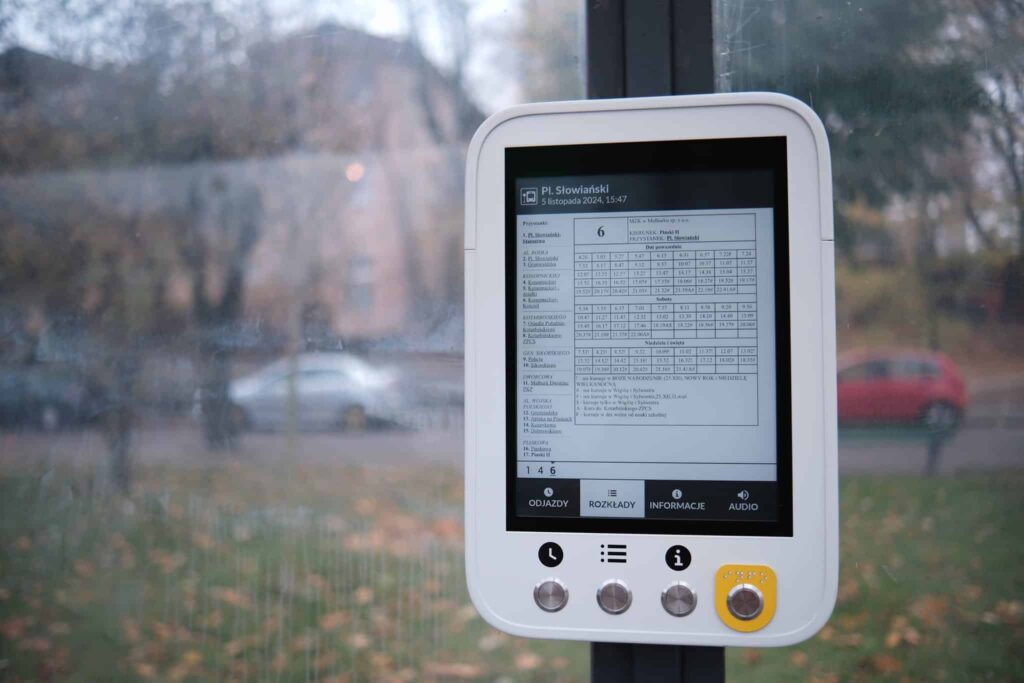Brwinów dokłada do tablic w e-papierze. Umowa z wykonawcą podpisana