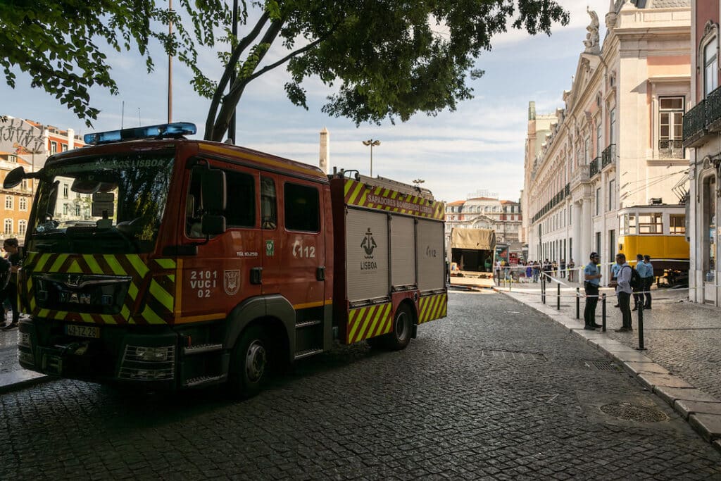 Lizbona wzięła wypadek kolejki Gloria na sobie. Wypłaty odszkodowań dla rodzin ofiar / fot. Regimento de Sapadores Bombeiros - Lisboa