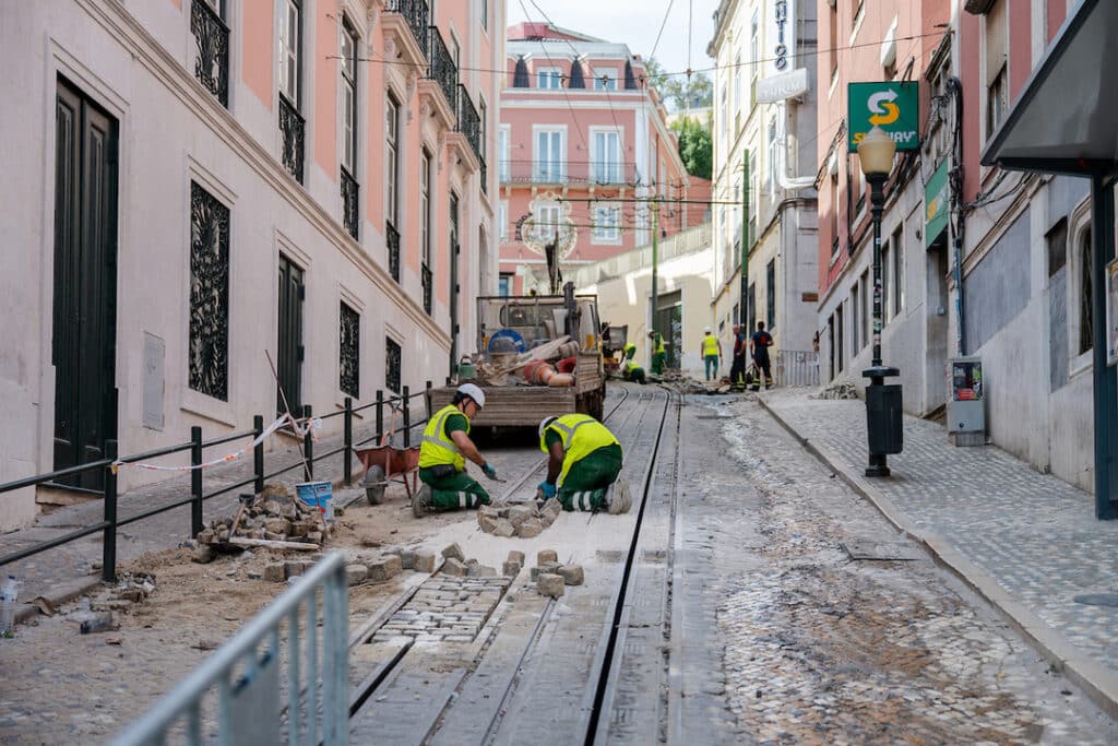 Lizbona: Operacja usunięcia wraku pociągu oraz naprawa zniszczonej infrastruktury.