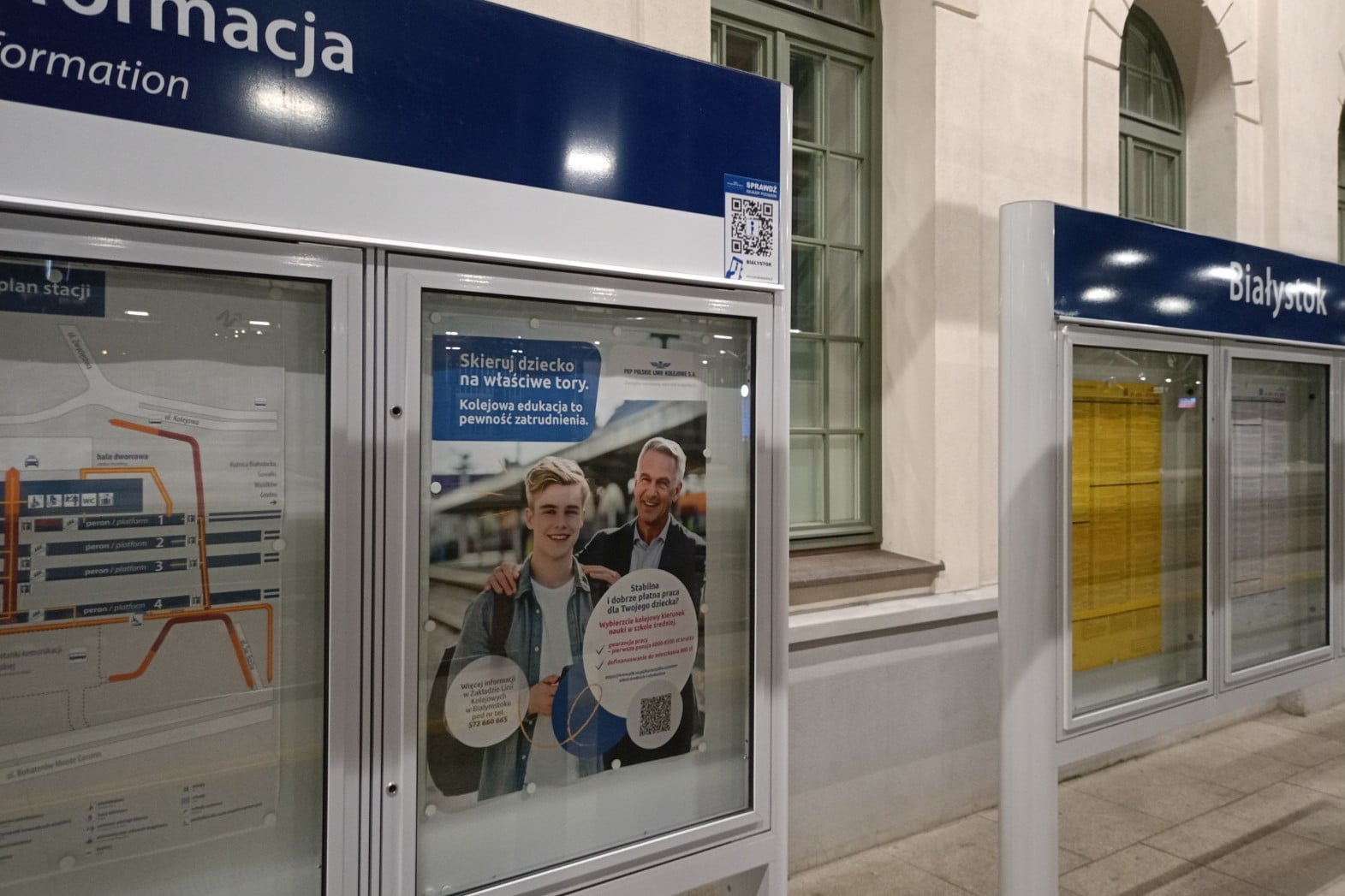 Infotrans - Rozkłady jazdy w gablotach odchodzą do lamusa. PKP testuje QR-kody na stacjach