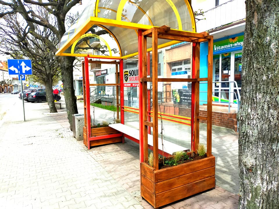Szczytno kontynuuje inwestycje w transport publiczny. Wiaty i oświetlenie