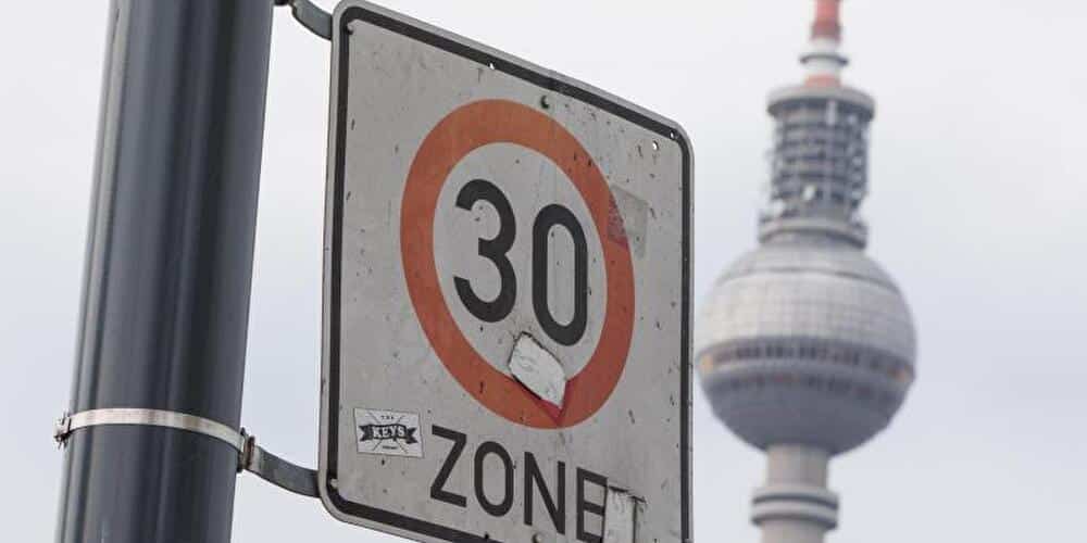 Berlin luzuje strefy Tempo 30 na 23 głównych ulicach, ale wprowadza ograniczenia nocne