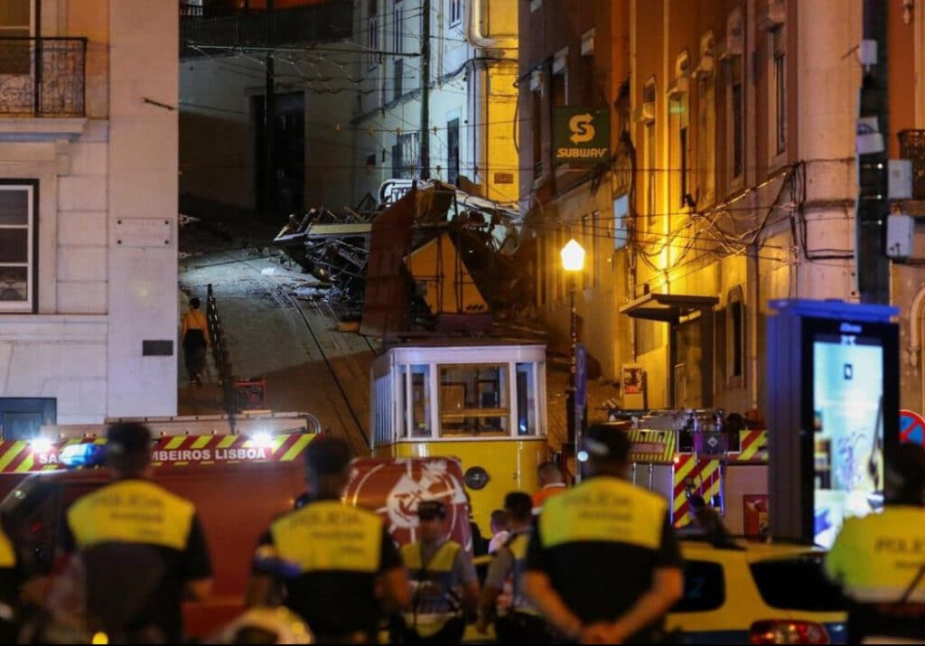 Portugalia/ Po tragicznym wypadku władze Lizbony zamknęły cztery trasy kolejek linowych / fot. Regimento de Sapadores Bombeiros - Lisboa