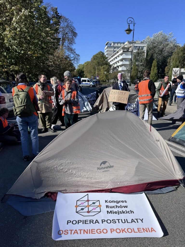 Ostatnie Pokolenie domaga się procedowania projektu o odbudowie polskiej kolei; rozbija namioty przed Sejmem / fot. Ostatnie Pokolenie