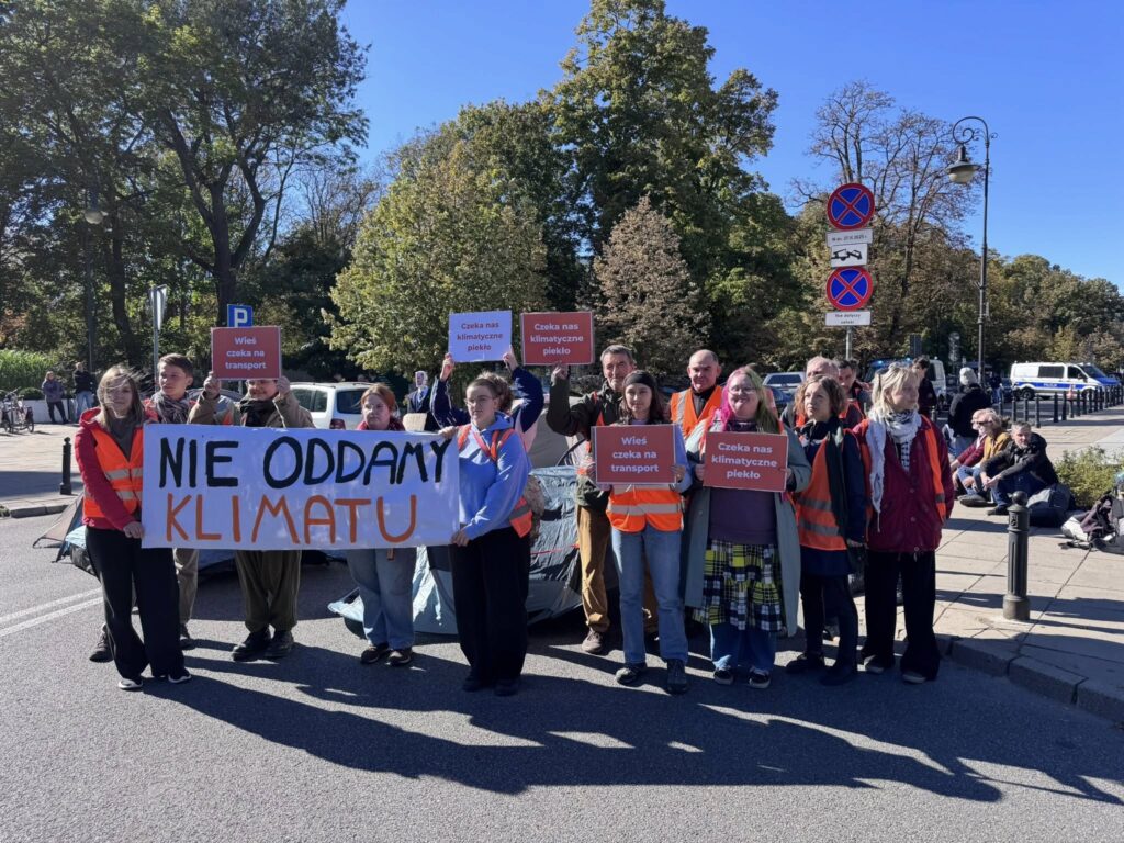 Ostatnie Pokolenie domaga się procedowania projektu o odbudowie polskiej kolei; rozbija namioty przed Sejmem / fot. Ostatnie Pokolenie