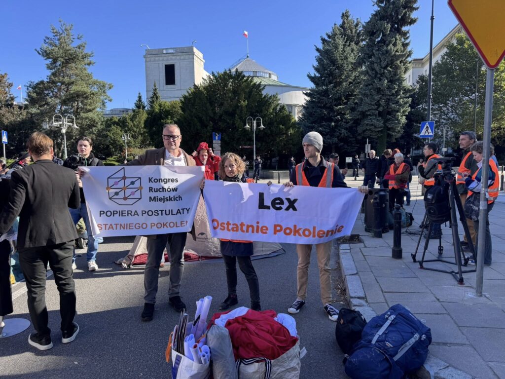 Ostatnie Pokolenie pikietuje pod Sejmem. Walczą m.in. o lepszy transport publiczny