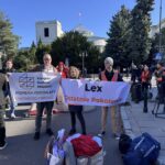 Ostatnie Pokolenie domaga się procedowania projektu o odbudowie polskiej kolei; rozbija namioty przed Sejmem