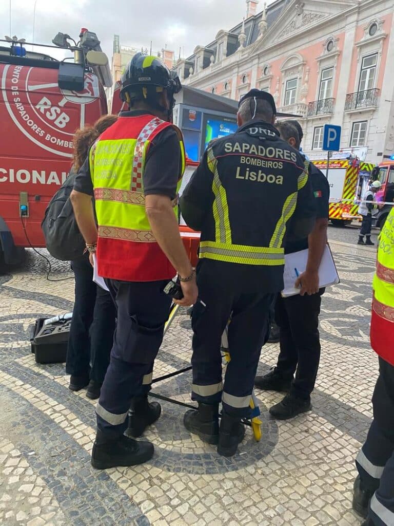 Portugalia/ Zerwana lina prawdopodobną przyczyną wypadku kolejki Gloria w Lizbonie / fot. Regimento de Sapadores Bombeiros - Lisboa
