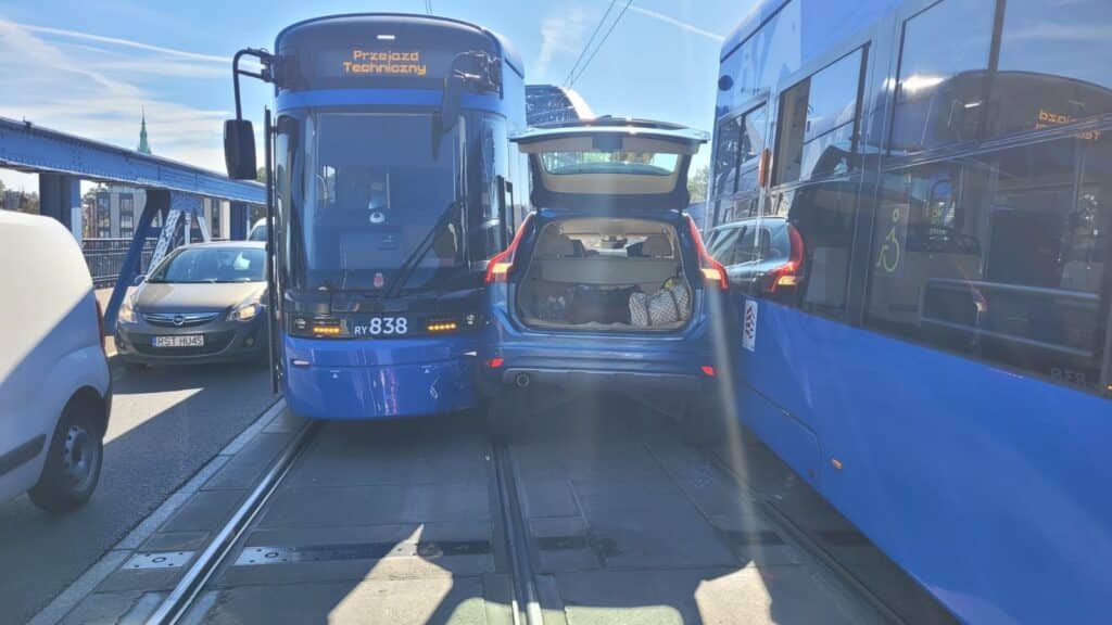 Kraków: Osobówka kontra dwa tramwaje. Lajkonik wykolejony foto: MPK Kraków