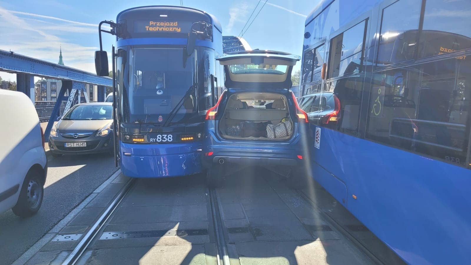 Infotram - Kraków: Osobówka kontra dwa tramwaje. Lajkonik wykolejony