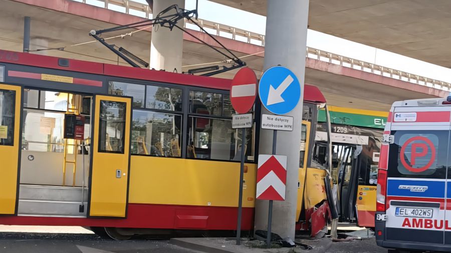 Zderzenie tramwaju z autobusem w Łodzi. Jedna osoba w szpitalu foto: TVP3 Łódź