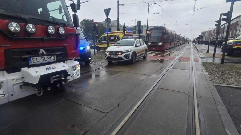 Zderzenie dwóch tramwajów w centrum Łodzi. Trzy osoby ranne, w tym dwie hospitalizowane foto: Straż Pożarna