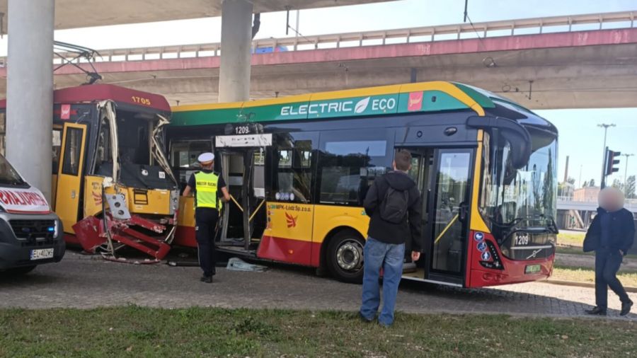 Zderzenie tramwaju z autobusem w Łodzi. Jedna osoba w szpitalu foto: TVP3 Łódź