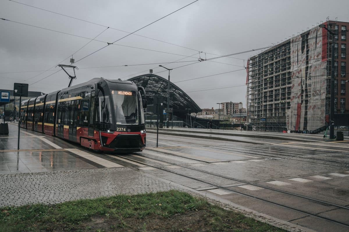 Infotram - Tramwaj linii 4 wrócił na ulice Łodzi. Bezpośrednie połączenie Dąbrowy z Bałutami i Helenówkiem