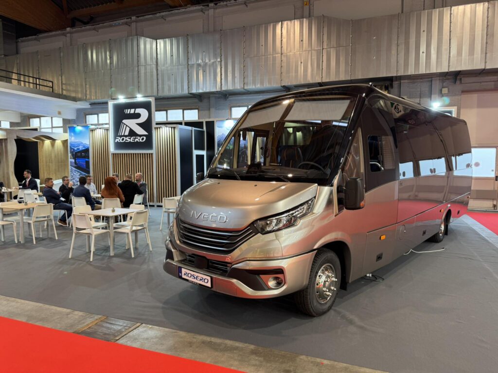 Rosero na Busworld 2025 z autobusami Iveco Daily.