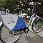 System obejmuje 190 rowerów rozmieszczonych na 18 stacjach, w tym 10 rowerów dziecięcych i 10 z fotelikami dla najmłodszych pasażerów.