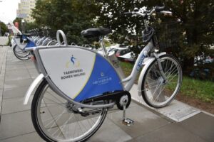 System obejmuje 190 rowerów rozmieszczonych na 18 stacjach, w tym 10 rowerów dziecięcych i 10 z fotelikami dla najmłodszych pasażerów.