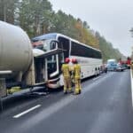 Na drodze krajowej nr 10 zderzyły się trzy pojazdy. Wśród nich jest autobus