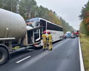 Na drodze krajowej nr 10 zderzyły się trzy pojazdy. Wśród nich jest autobus