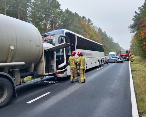 Cysterna, autokar z licealistami i osobówka zderzyły się na DK10. Na szczęście bez ofiar  fot. KPP Piła