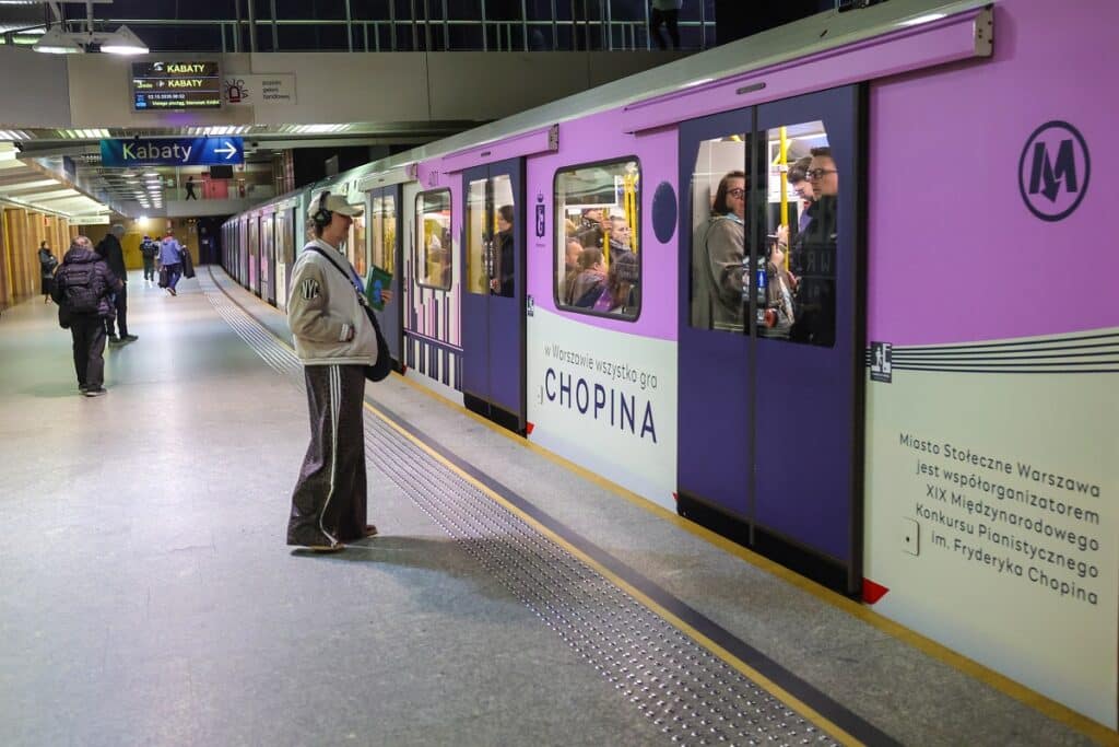 Warszawa: Tramwaj i pociąg metra im. Chopina już na torach. Zobacz, kiedy je spotkasz foto: UM Warszawa