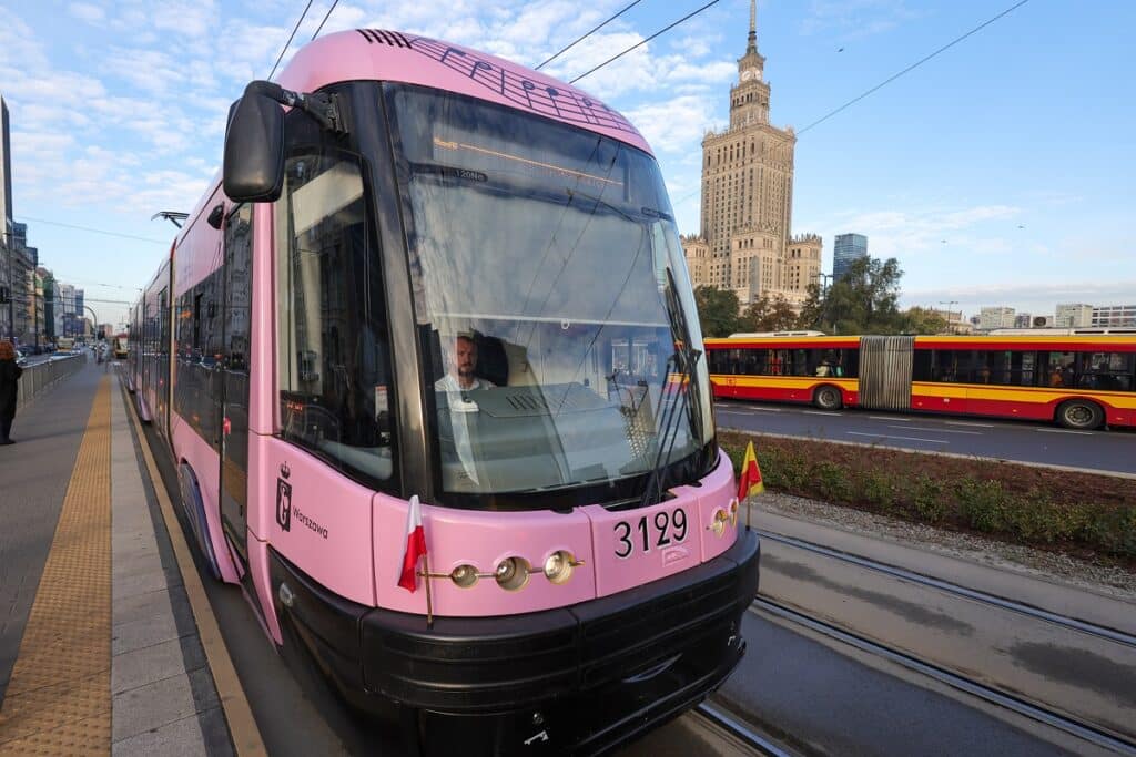 Warszawa: Tramwaj i pociąg metra im. Chopina już na torach. Zobacz, kiedy je spotkasz foto: UM Warszawa
