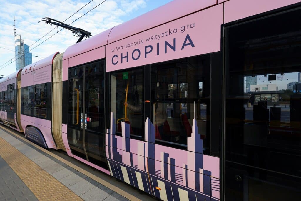 Warszawa: Tramwaj i pociąg metra im. Chopina już na torach. Zobacz, kiedy je spotkasz foto: UM Warszawa