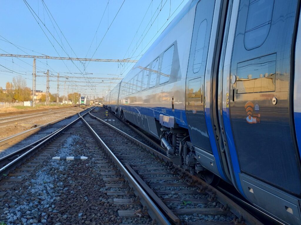 Nieudane testy ED250 w Czechach. Na czołówkę z pociągiem Ceskich Drah foto: DI