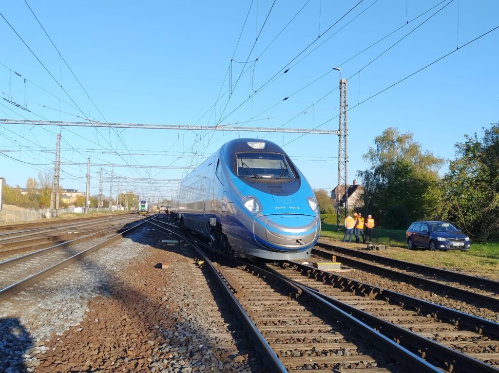 Nieudane testy ED250 w Czechach. Na czołówkę z pociągiem Ceskich Drah foto: DI