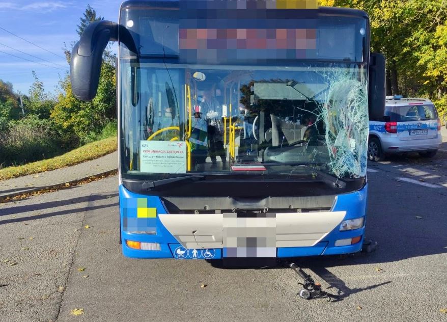 Infobike - Dzierżązno: 14-latek na hulajnodze wjechał pod autobus. Śmigłowiec LPR zabrał go do szpitala