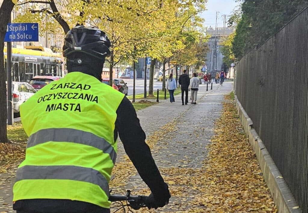 Jesień w mieście to czas wzmożonych prac porządkowych, które obejmują nie tylko chodniki i ulice, ale także drogi rowerowe.