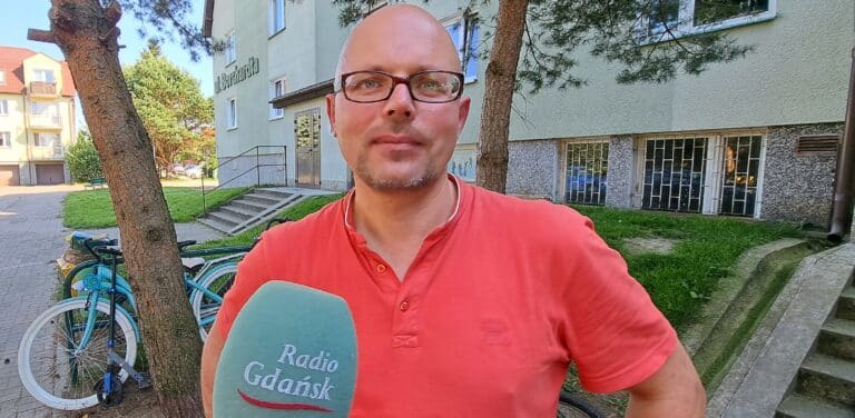 W Polsce trwają prace nad przepisami, które wprowadzają obowiązek jazdy w kasku dla osób poniżej 16. roku życia.