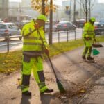 Jesień w mieście to czas wzmożonych prac porządkowych, które obejmują nie tylko chodniki i ulice, ale także drogi rowerowe.