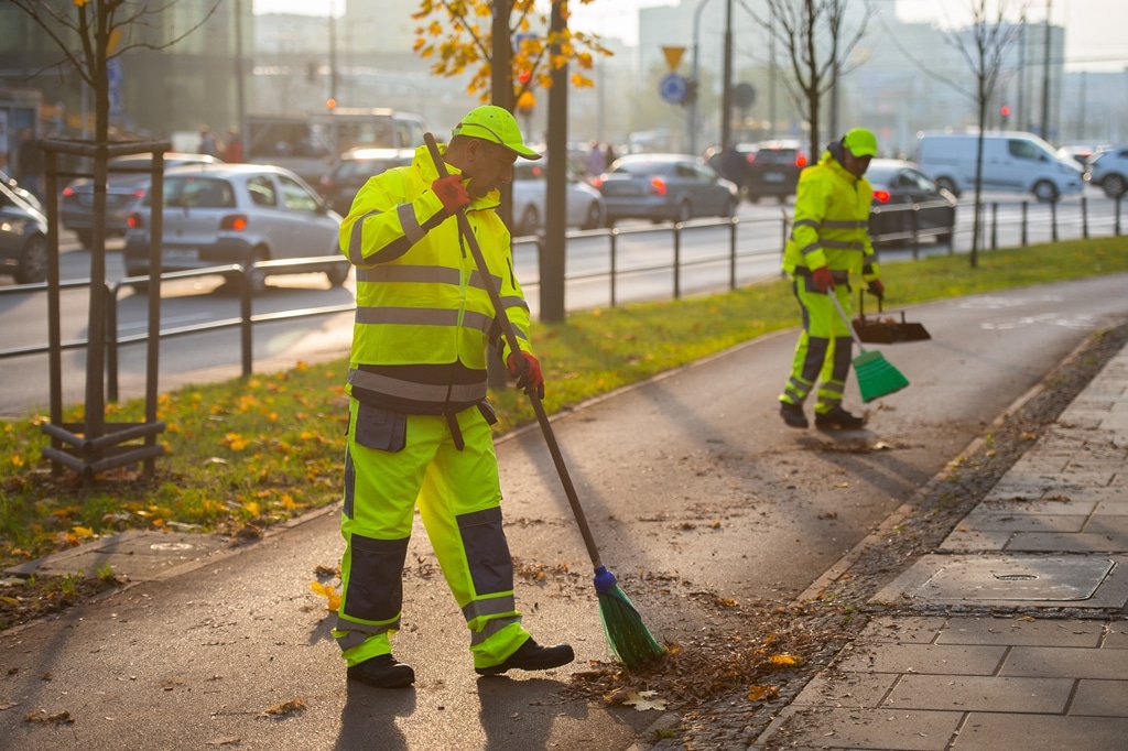 Porządki na trasach rowerowych w Warszawie – bezpieczeństwo i czystość dla rowerzystów Zarząd Oczyszczania Miasta Warszawa