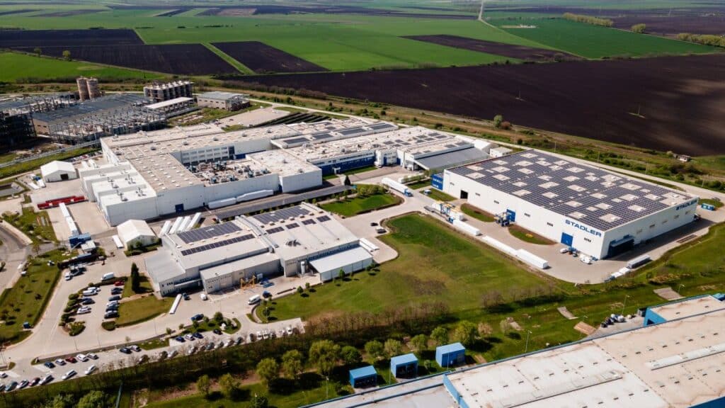 Fabryka Stadlera w Szolnoku z kolejnym rekordem. Pudło nr 6000 gotowe foto; Stadler