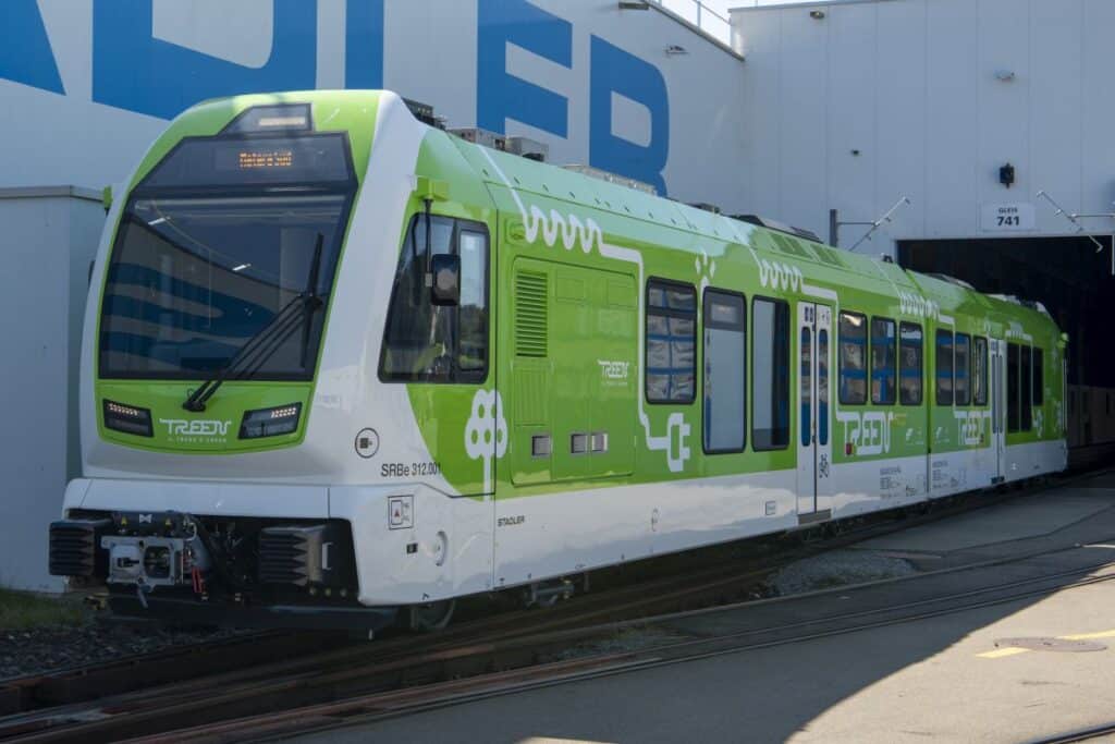 Stadler zaprezentował pierwszy na świecie wąskotorowy pociąg zasilany wyłącznie bateriami foto: Stadler