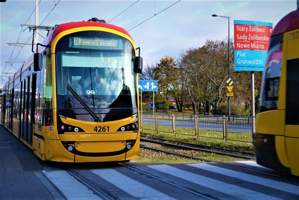 Warszawa: Tramwajowe linie cmentarne ruszają na tory
