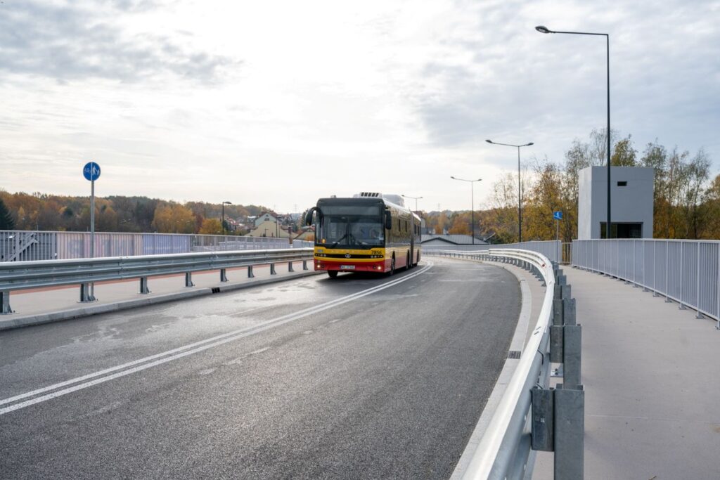 Warszawa: Nowy wiadukt nad torami w Rembertowie otwarty. Koniec z korkami na Chełmżyńskiej foto: UM Warszawa