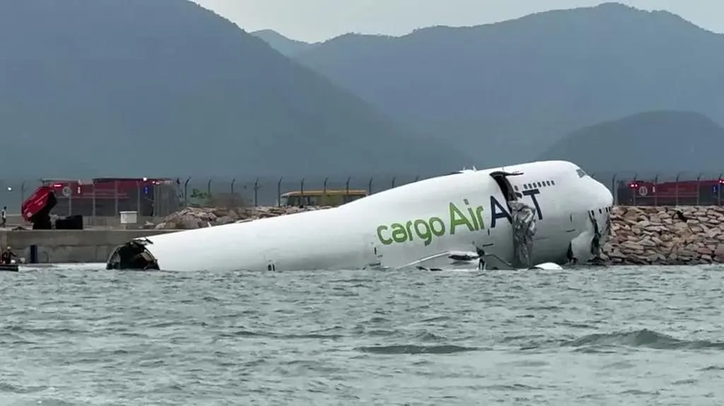 Tragiczny wypadek na lotnisku w Hongkongu – Boeing 747 wypadł z pasa, zginęło dwóch pracowników źródło: Reuters