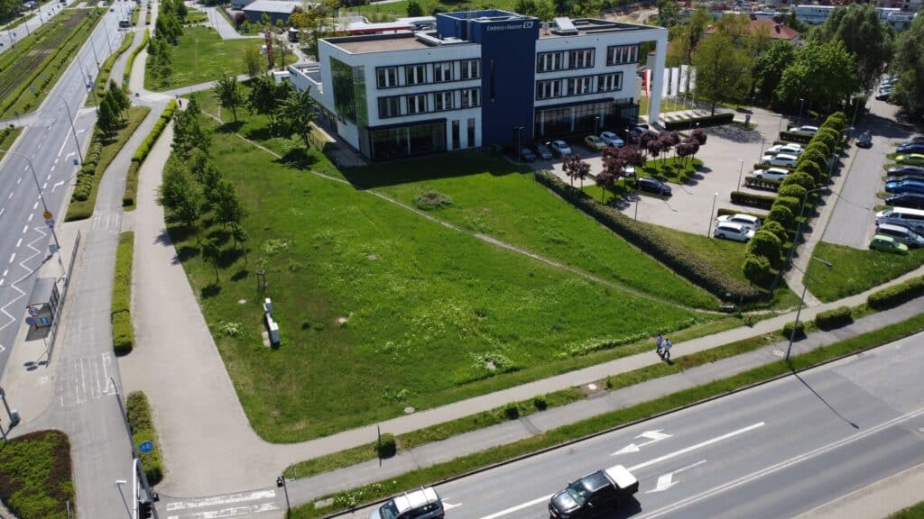 Wrocław rozbudowuje infrastrukturę Park&Ride, umożliwiając mieszkańcom wygodne przesiadanie się z samochodu na komunikację miejską i kolej. Na początku listopada rusza budowa parkingu przy stacji kolejowej w Leśnicy, a wkrótce powstaną kolejne obiekty w różnych częściach Wrocławia. W sumie zaplanowano ponad 400 nowych miejsc postojowych.