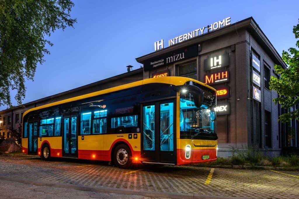 Umowa na dostawę 30 zeroemisyjnych autobusów Yutong U12 dla Miejskich Zakładów Autobusowych w Warszawie / fot. Dominik Kalamus
