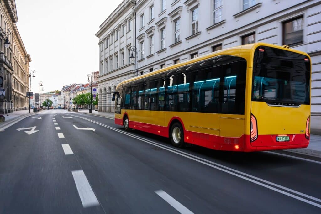 Umowa na dostawę 30 zeroemisyjnych autobusów Yutong U12 dla Miejskich Zakładów Autobusowych w Warszawie / fot. Dominik Kalamus