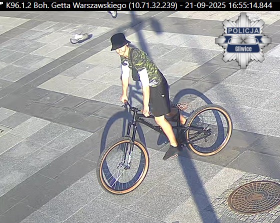 Policja poszukuje mężczyzny podejrzewanego o kradzież roweru wartego około 6 tys. zł. Do zdarzenia doszło 21 września na placu przed dworcem.
