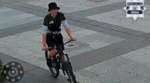 Policja poszukuje mężczyzny podejrzewanego o kradzież roweru wartego około 6 tys. zł. Do zdarzenia doszło 21 września na placu przed dworcem.