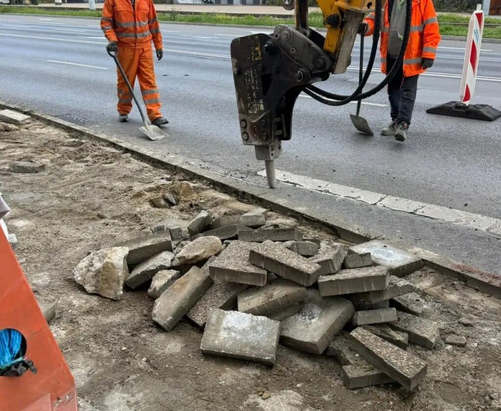 W czwartek, 2 października 2025 roku, rozpoczęły się prace przy budowie nowego odcinka drogi rowerowej w centrum Gdańska.