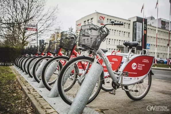 Ostrowski Rower Miejski ruszył w 2017 roku i przez pierwsze lata był jednym z bardziej udanych przykładów miejskiej mobilności w regionie.