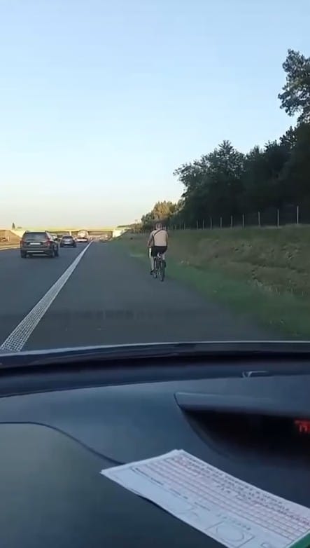 12 października, około godziny 19:00, na autostradzie A4 w kierunku Wrocławia zauważyli rowerzystę jadącego pasem awaryjnym.