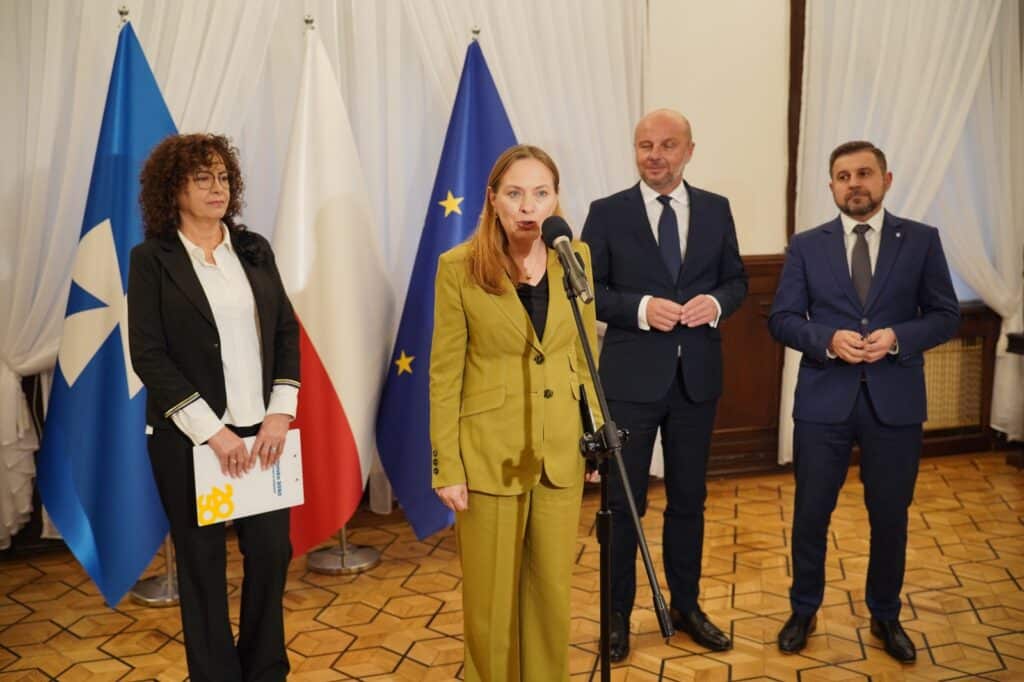 192 mln zł otrzymał samorząd Rzeszowa na modernizację miejskiego transportu z europejskiego programu Polska Wschodnia. W ramach inwestycji zakupionych zostanie m.in. ponad 30 zeroemisyjnych autobusów, wybudowane będą również ścieżki rowerowe.