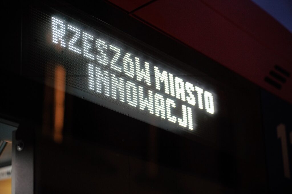 192 mln zł otrzymał samorząd Rzeszowa na modernizację miejskiego transportu z europejskiego programu Polska Wschodnia. W ramach inwestycji zakupionych zostanie m.in. ponad 30 zeroemisyjnych autobusów, wybudowane będą również ścieżki rowerowe.
