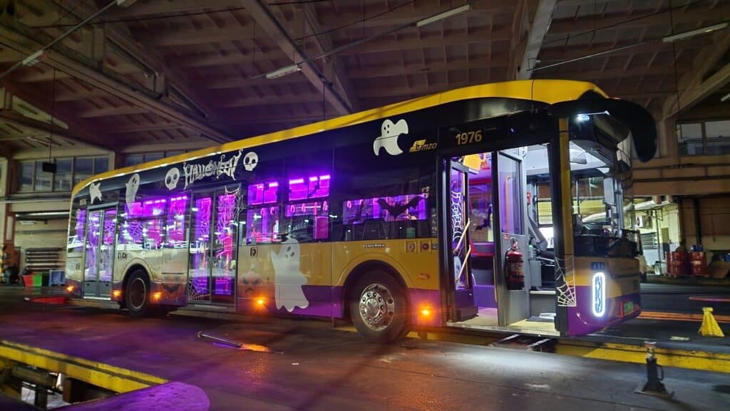 Jeszcze jeden "specjalny" autobus elektryczny Yutong U12 w barwach MZA Warszawa. Na Halloween.